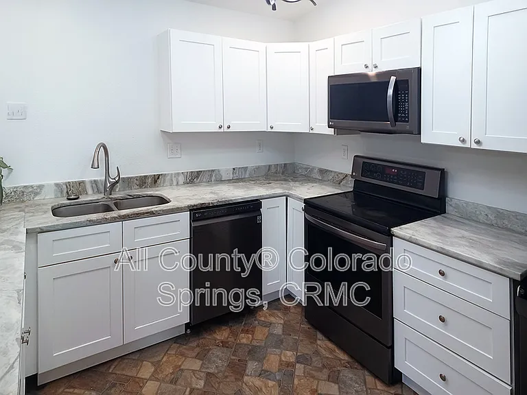 53 Royal Crest Dr — Photo 6