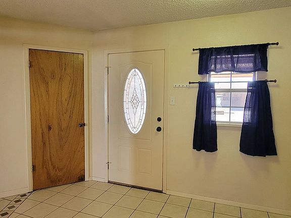 3rd image of 916 W Christopher Dr