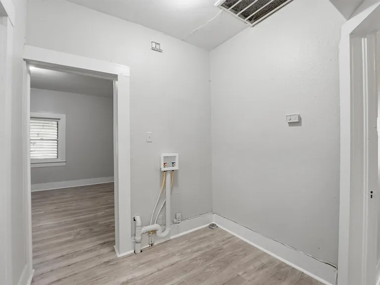 811 W Broad St — Photo 13