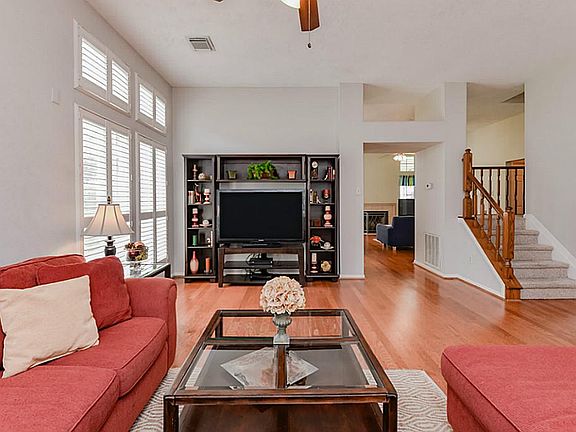 5th image of 121 Lake Point Dr