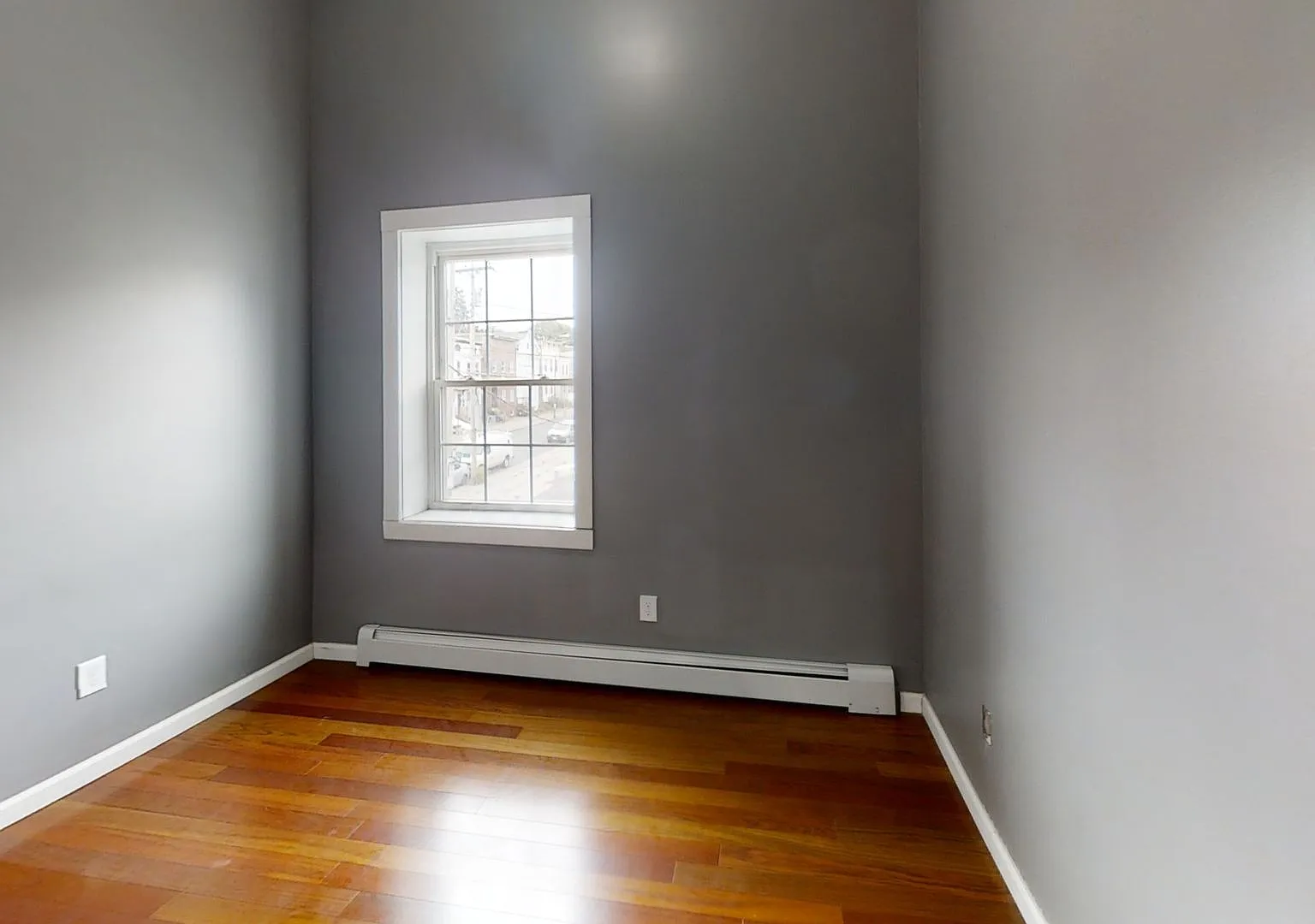Newly Renovated 2,3,4 Bedroom apartments. Downtown Albany Off Campus student apartments. — Photo 1