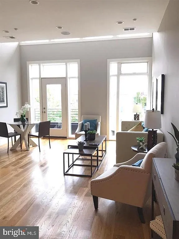 2 bed, 950 sqft, $4,200 — Photo 3