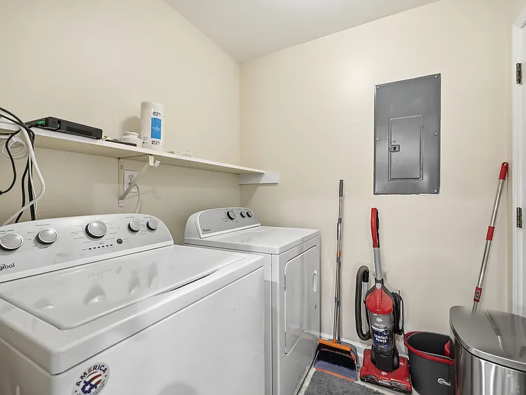 1502 Hollywood St — Photo 41