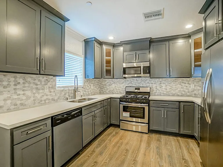 1116 1118 1/2 West 39th Pl — Photo 9