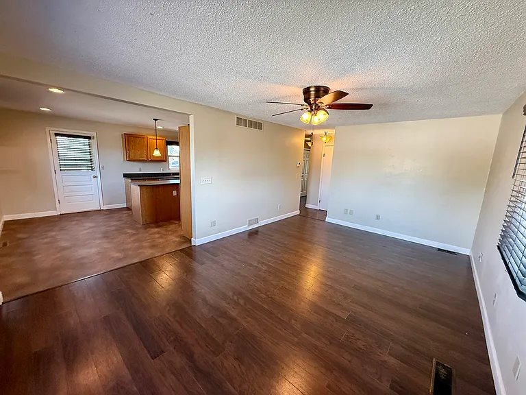 408 Anamosa St — Photo 2
