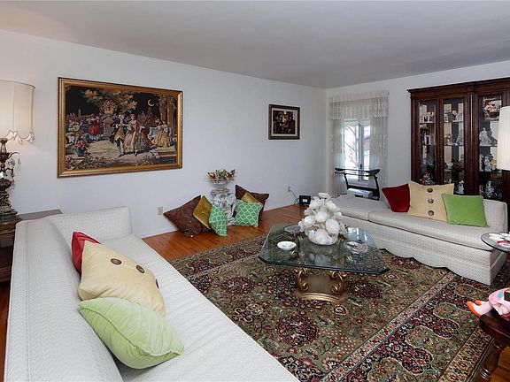 Well sized Living room.