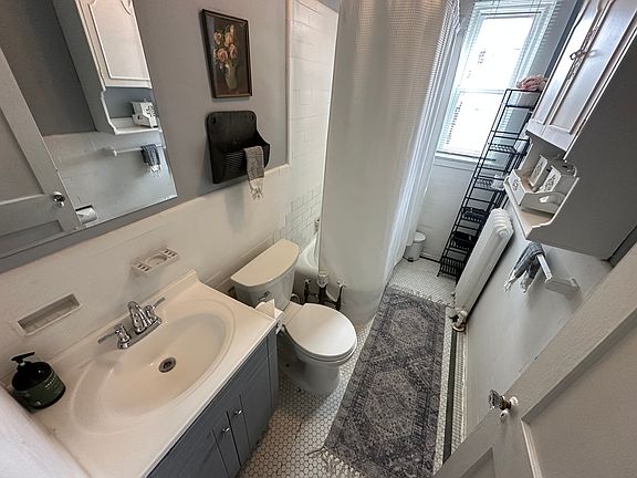 3rd image of 1009 1/2 King St APT 4