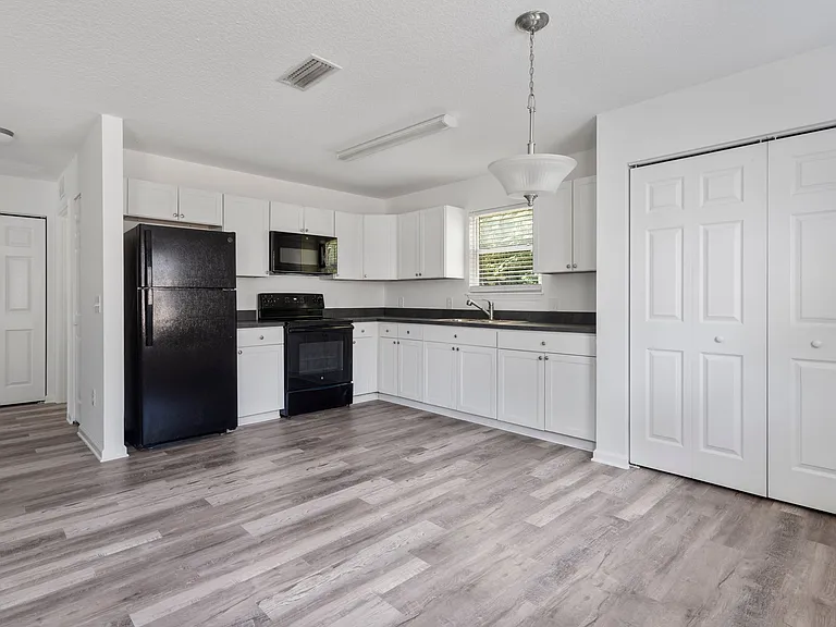 860 W 6th St — Photo 12
