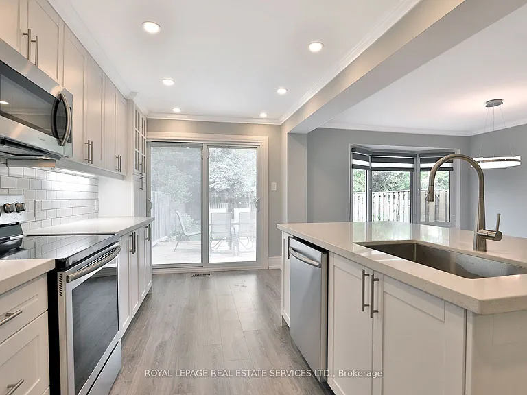 1021 Runnymead Cres — Photo 12