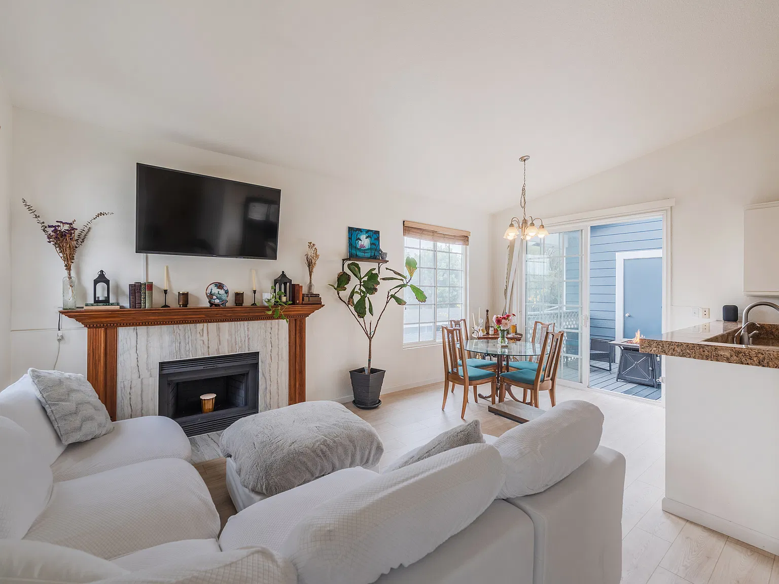 2 bed, 916 sqft, $3,700 — Photo 1