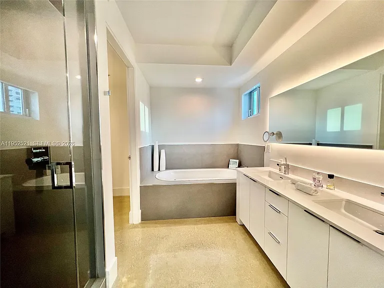 50 S Pointe Dr #LOFT5 — Photo 9