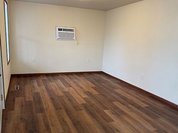 3rd image of 907 6th Ave