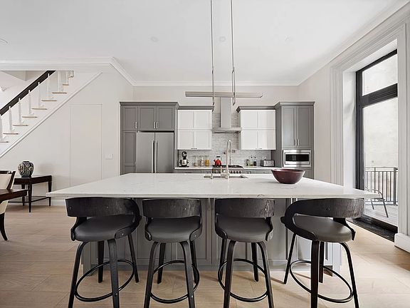 5th image of 23 E 127th St