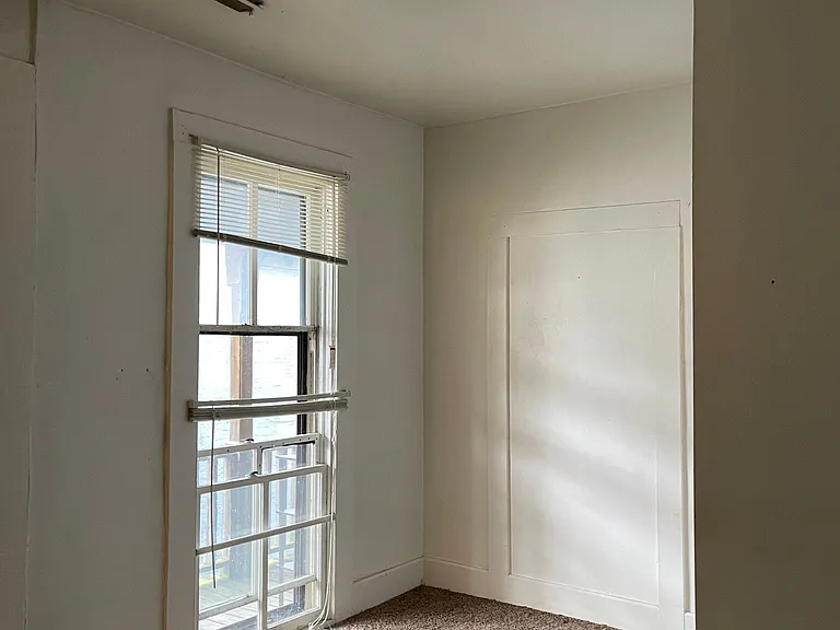 323 SE 2nd St #C — Photo 6