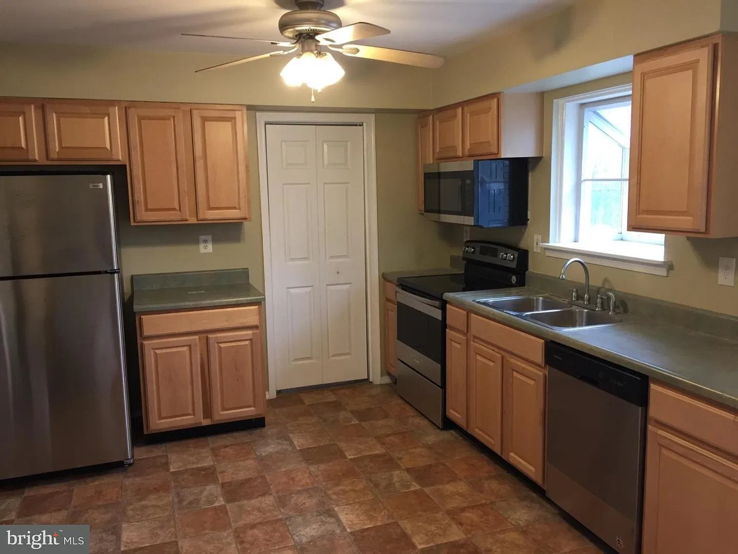 3 bed, 1274 sqft, $2,300 — Photo 2
