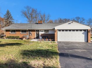 6188 Borowy Dr, Commerce Township, MI 48382
