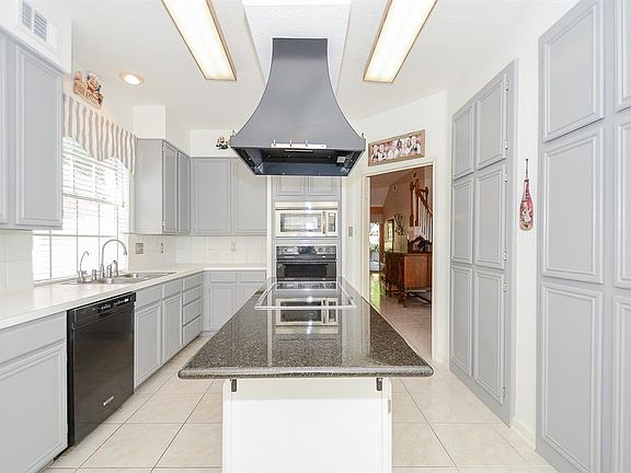 Updated kitchen w/ loads of cabinet & countertop space