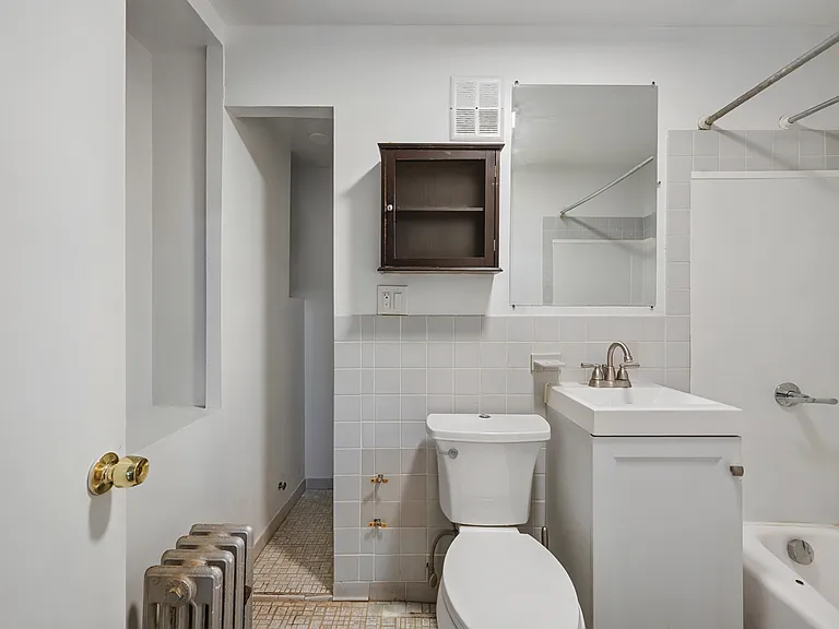 351 W 47th St #3F — Photo 8