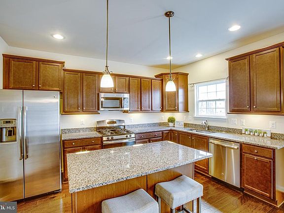 Stainless steel GE appliances, granite countertops