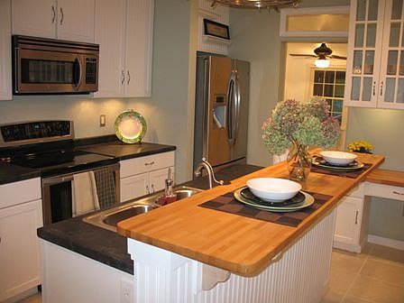 Kitchen w/ Island