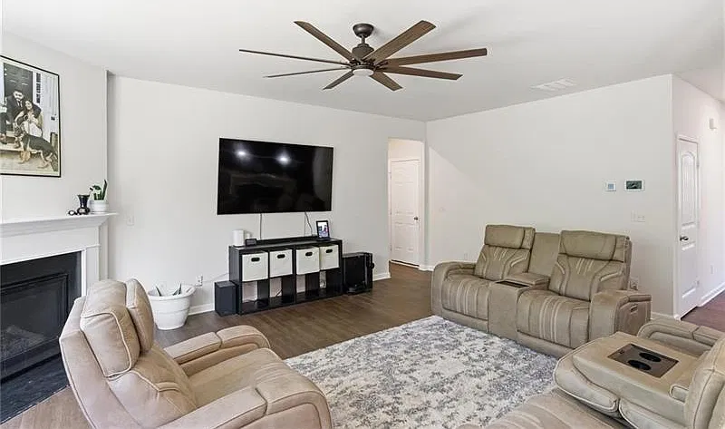 5 bed, 3.0 bath, 3268 sqft, $2,650 — Photo 4