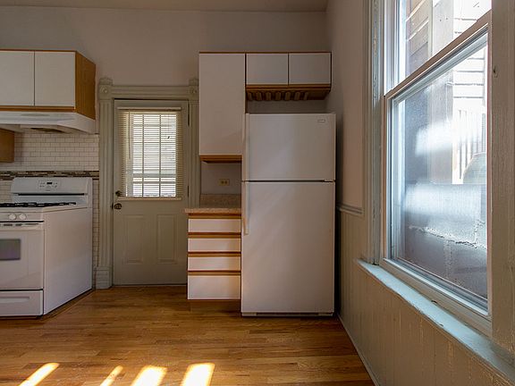 3rd image of 1211 W Melrose St #1