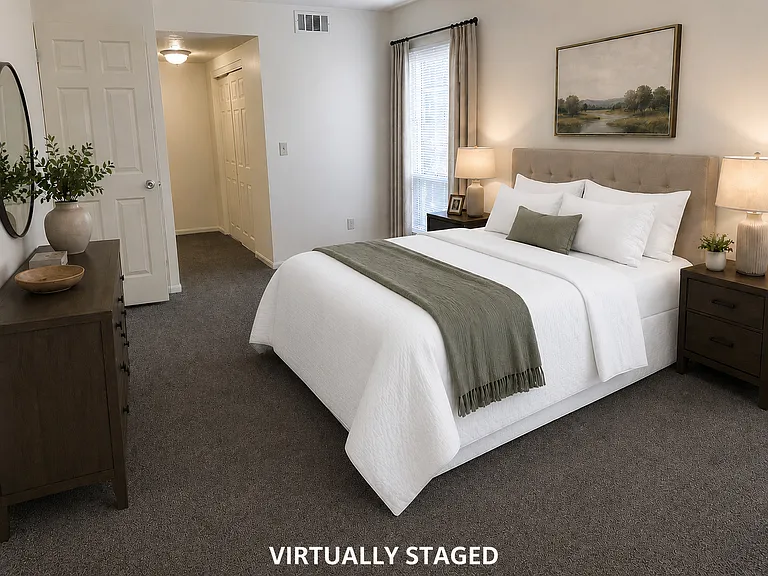 Royal Manor Apartments — Photo 12
