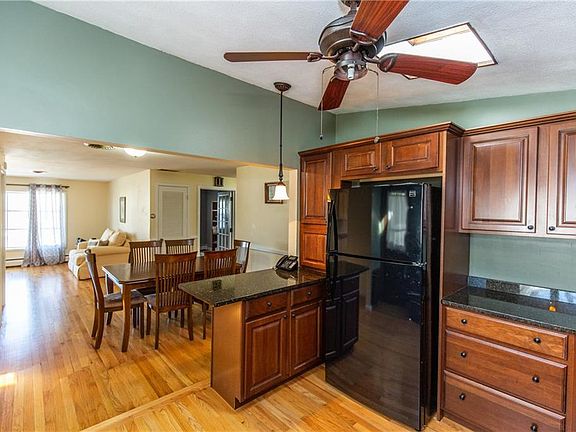 3rd image of 33 Oakwood Dr