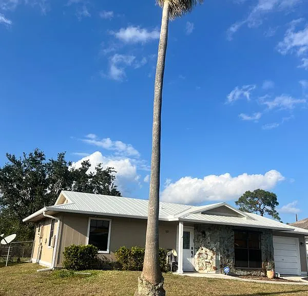 581 SW Banks Ter — Photo 1