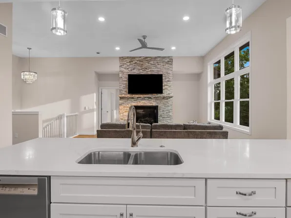 5611 N Vista Ln, Janesville, WI 53548