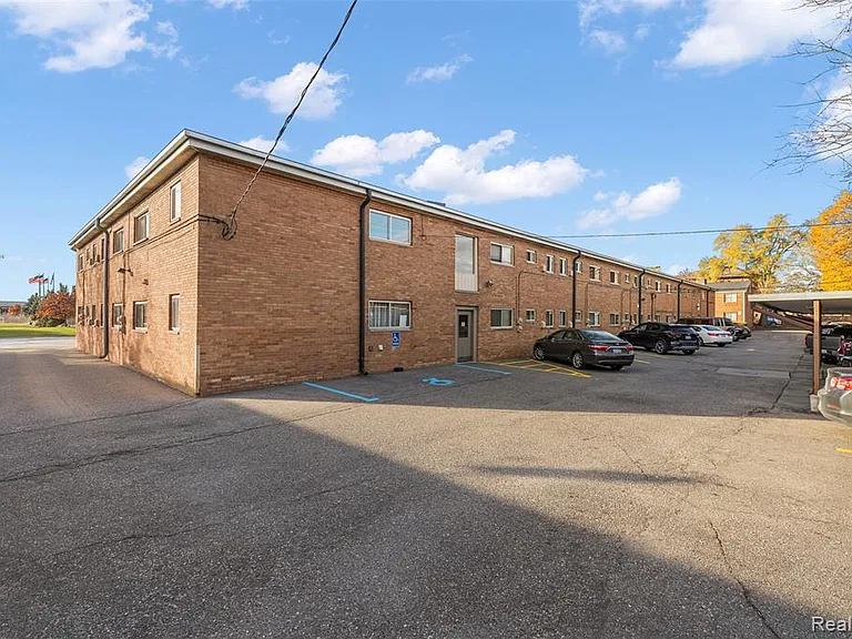 2859 E Maple Rd #15 — Photo 17
