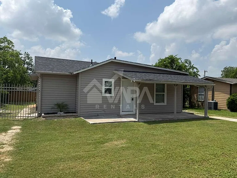 242 Glamis Ave — Photo 2