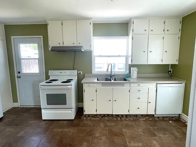 703 Winslow Ave — Photo 6