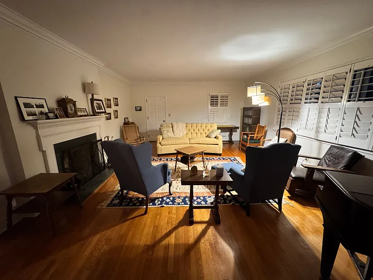906 Crescent Cir — Photo 8