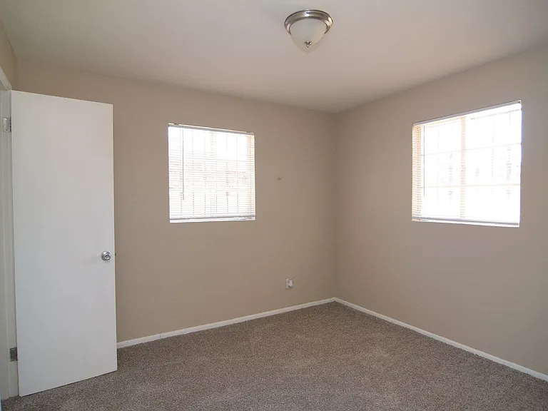 616 E Linden St — Photo 13