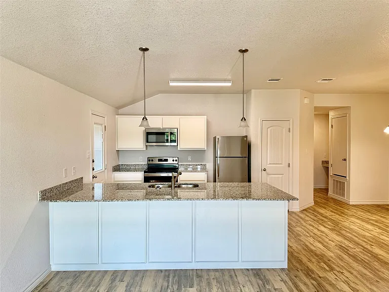 209 Dolphin Dr #B — Photo 2