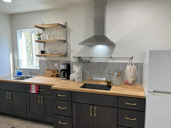 5th image of 3877 Greenwood Ave #C