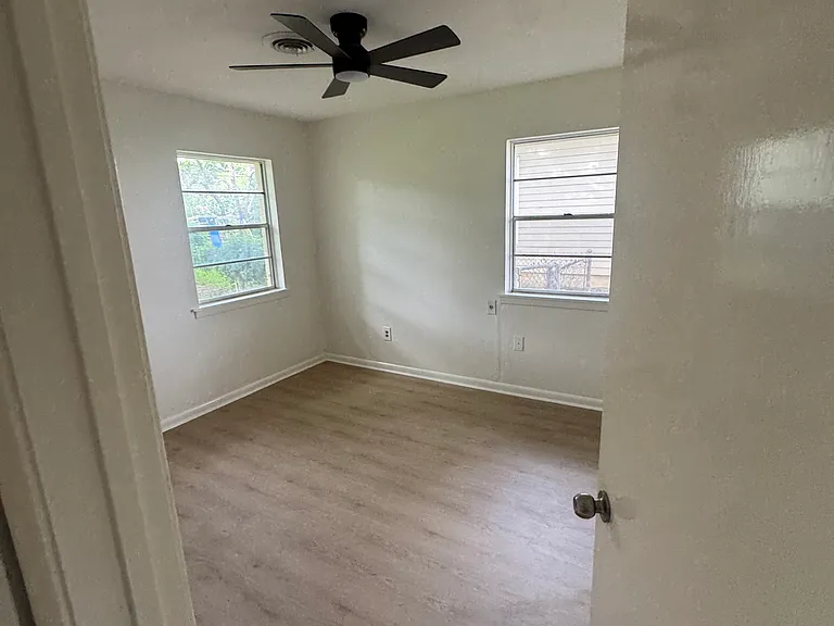 1114 Main St — Photo 9