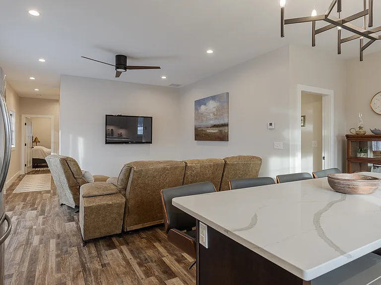 60 Dearborn Cir — Photo 4