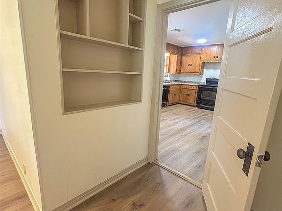 5th image of 304 N Neches St