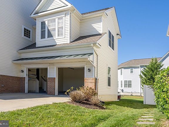 5th image of 12151 Pawtuckett Ln