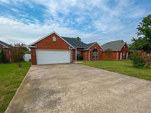 3rd image of 2205 Apple Blossom Ln