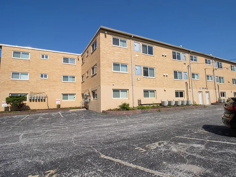 1718 E Broadway — Photo 11