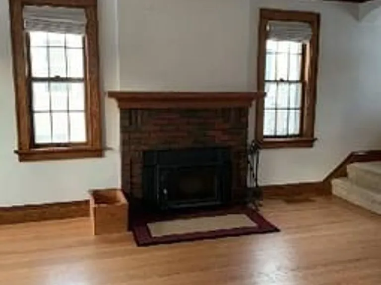 225 W Kent Rd — Photo 1