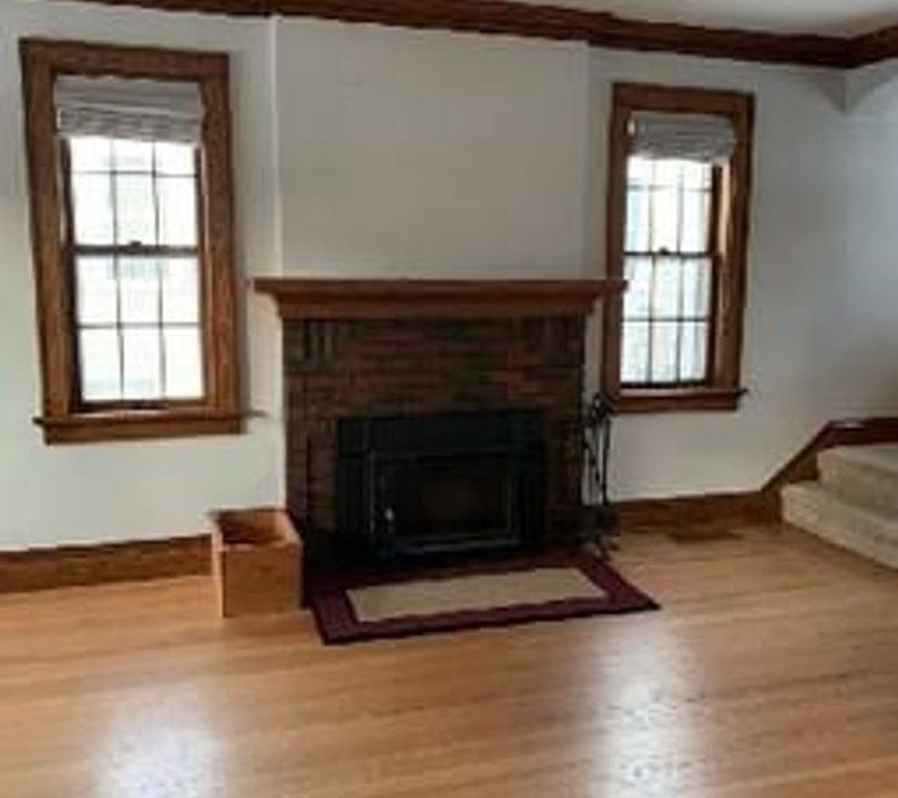 1st image of 225 W Kent Rd