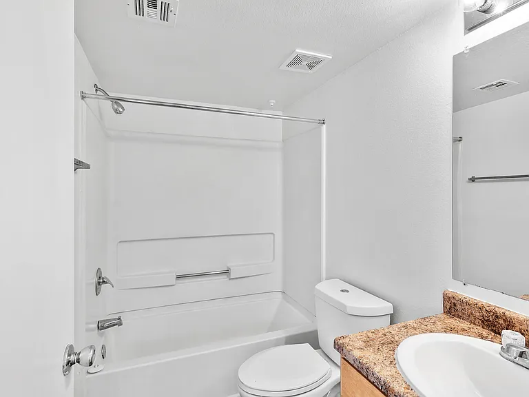 Bella Vista Apartments — Photo 16