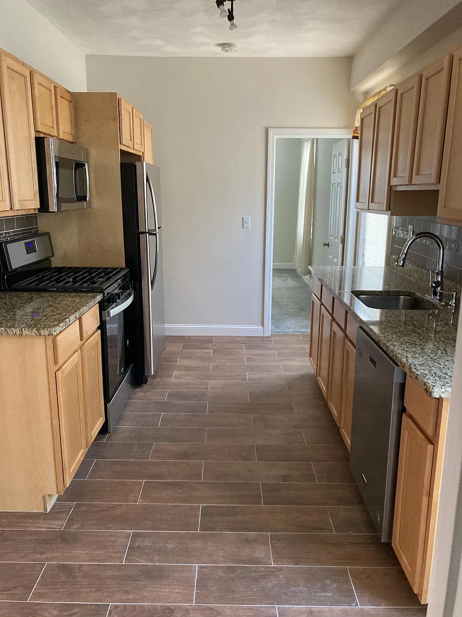 Building Photo - 107 Medford St #1