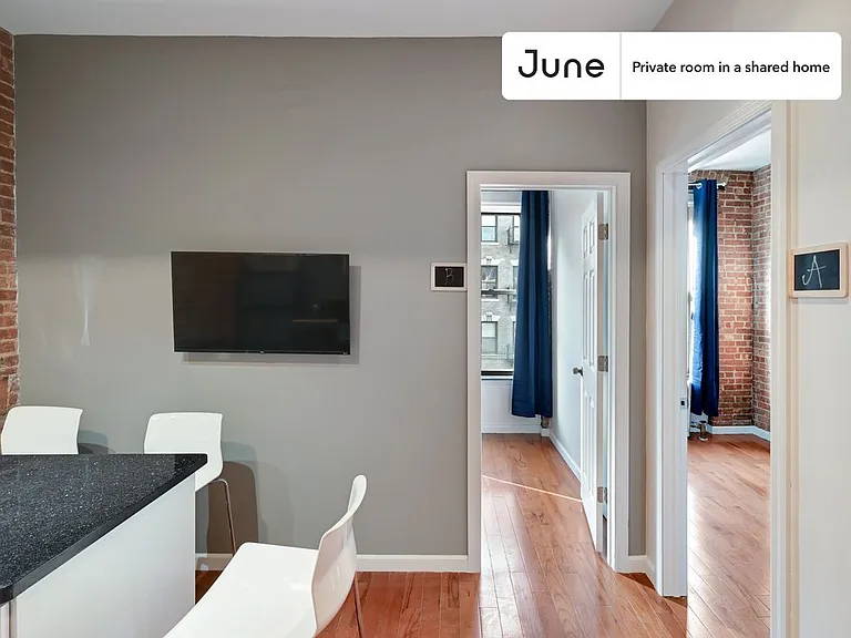 351 W 46th St #B — Photo 5