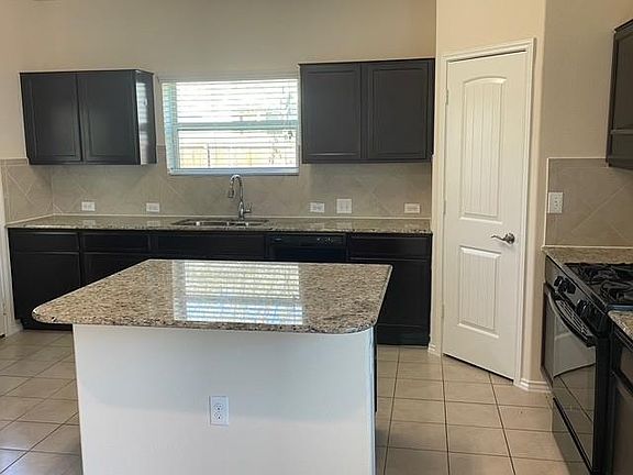 3rd image of 10125 Gertrudis Loop