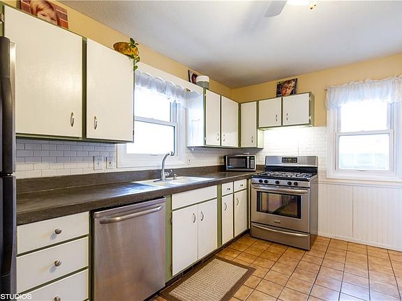 5th image of 109 4th St NE